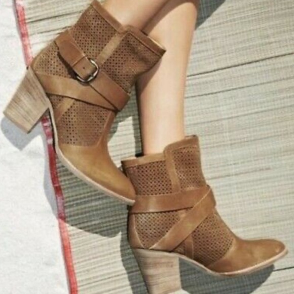NWOT Aquatalia Marvin K Fawn Perforated Ankle Booties